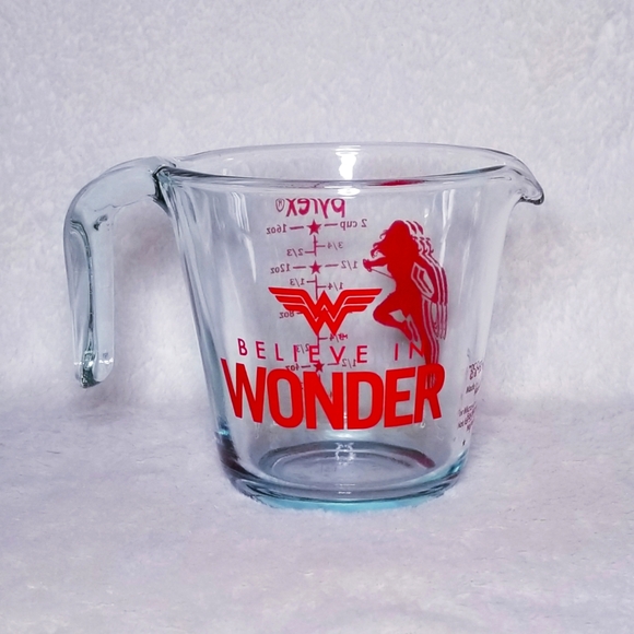 Wonder Woman Pyrex Measuring Cup - Picture 1 of 3